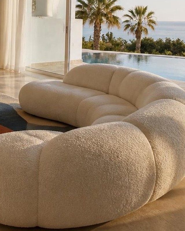Detalle del sofá Bubble en bouclé crema junto a la piscina