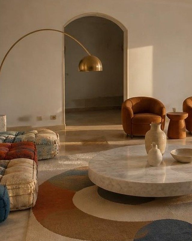 Lámpara de arco, mesa de mármol y sillones en terciopelo coñac